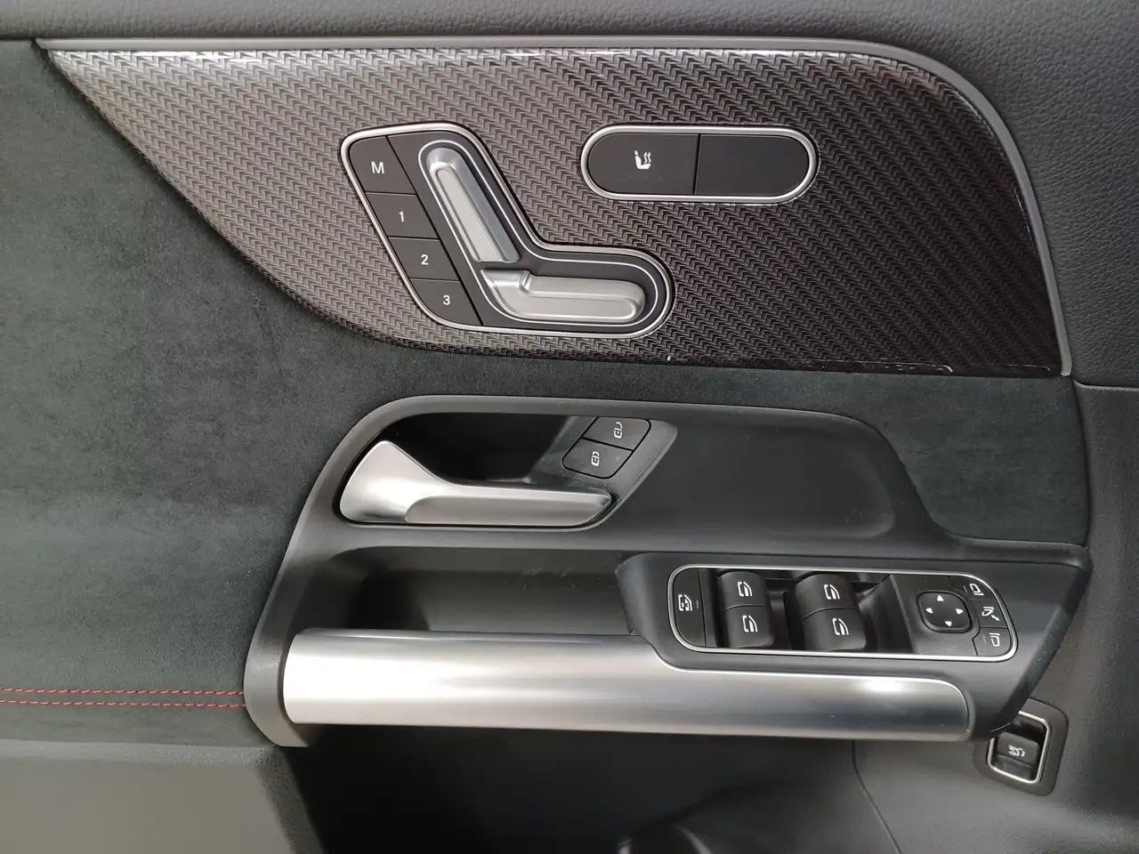Mercedes-Benz GLA снимка Mercedes-Benz GLA