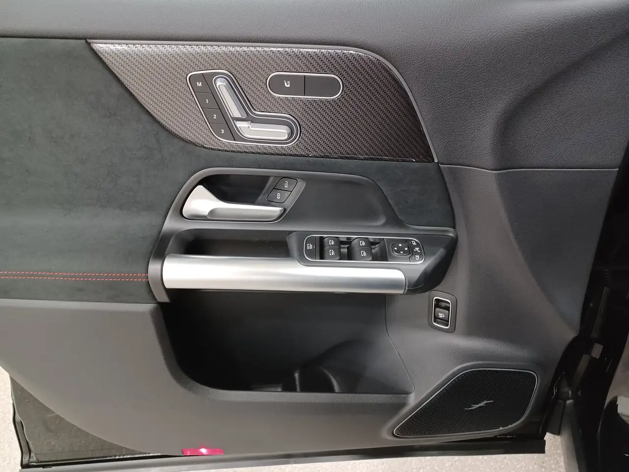 Mercedes-Benz GLA снимка Mercedes-Benz GLA