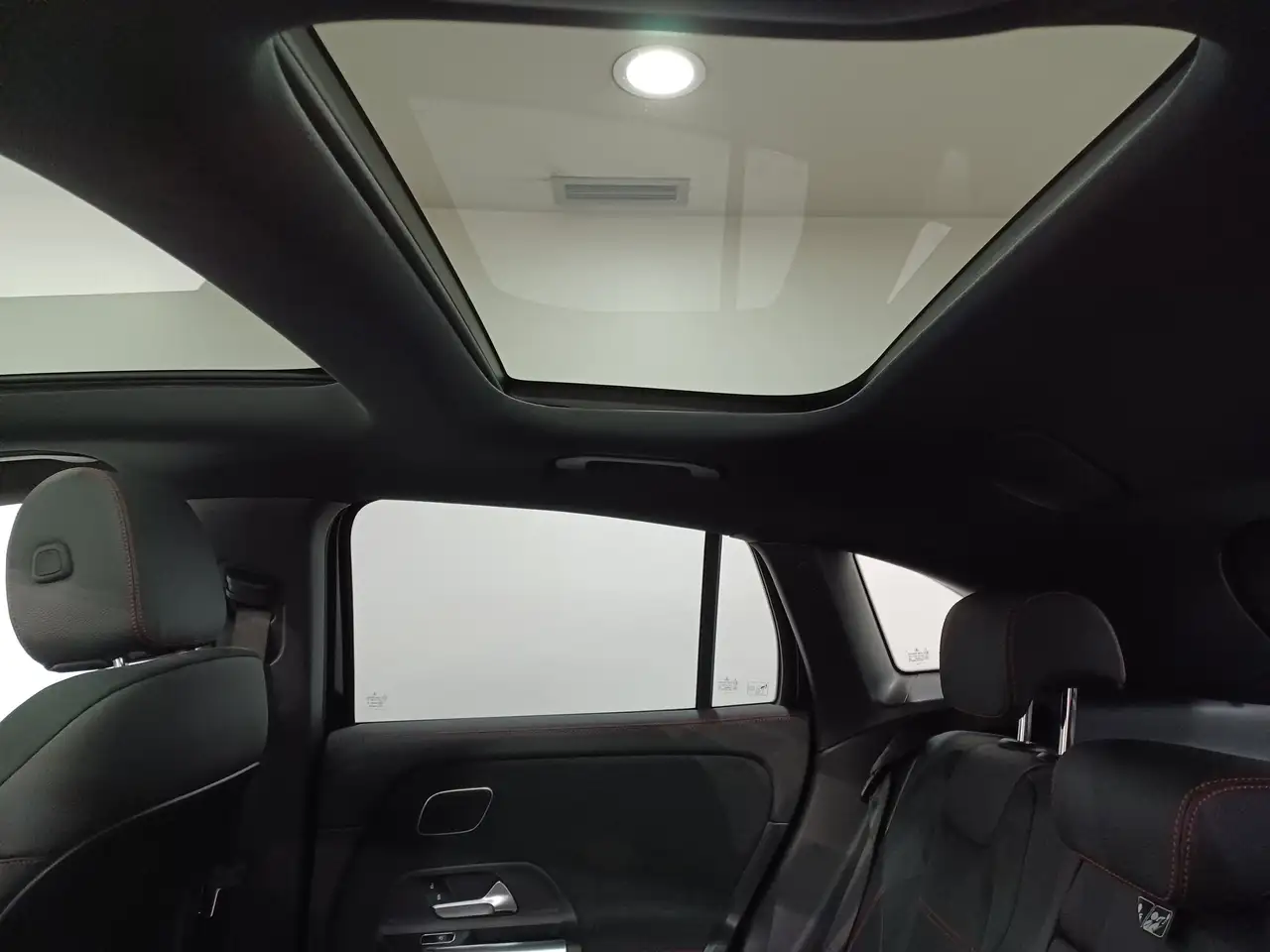 Mercedes-Benz GLA снимка Mercedes-Benz GLA