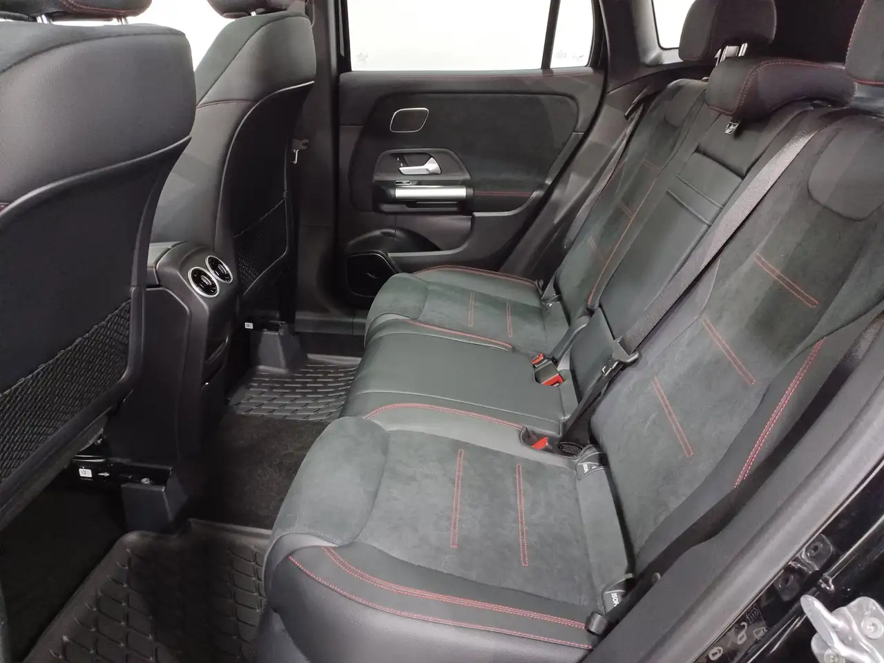 Mercedes-Benz GLA снимка Mercedes-Benz GLA