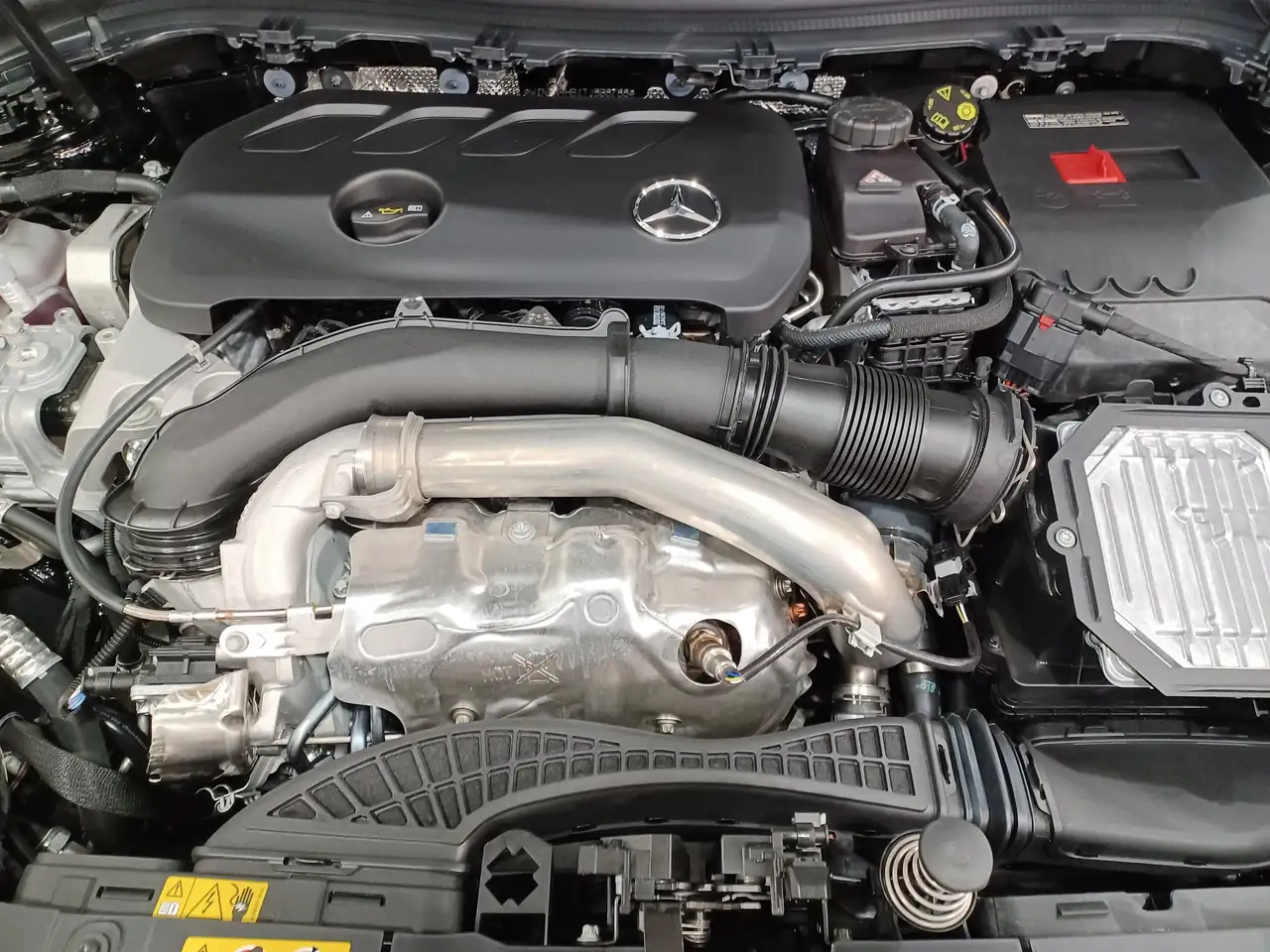 Mercedes-Benz GLA снимка Mercedes-Benz GLA