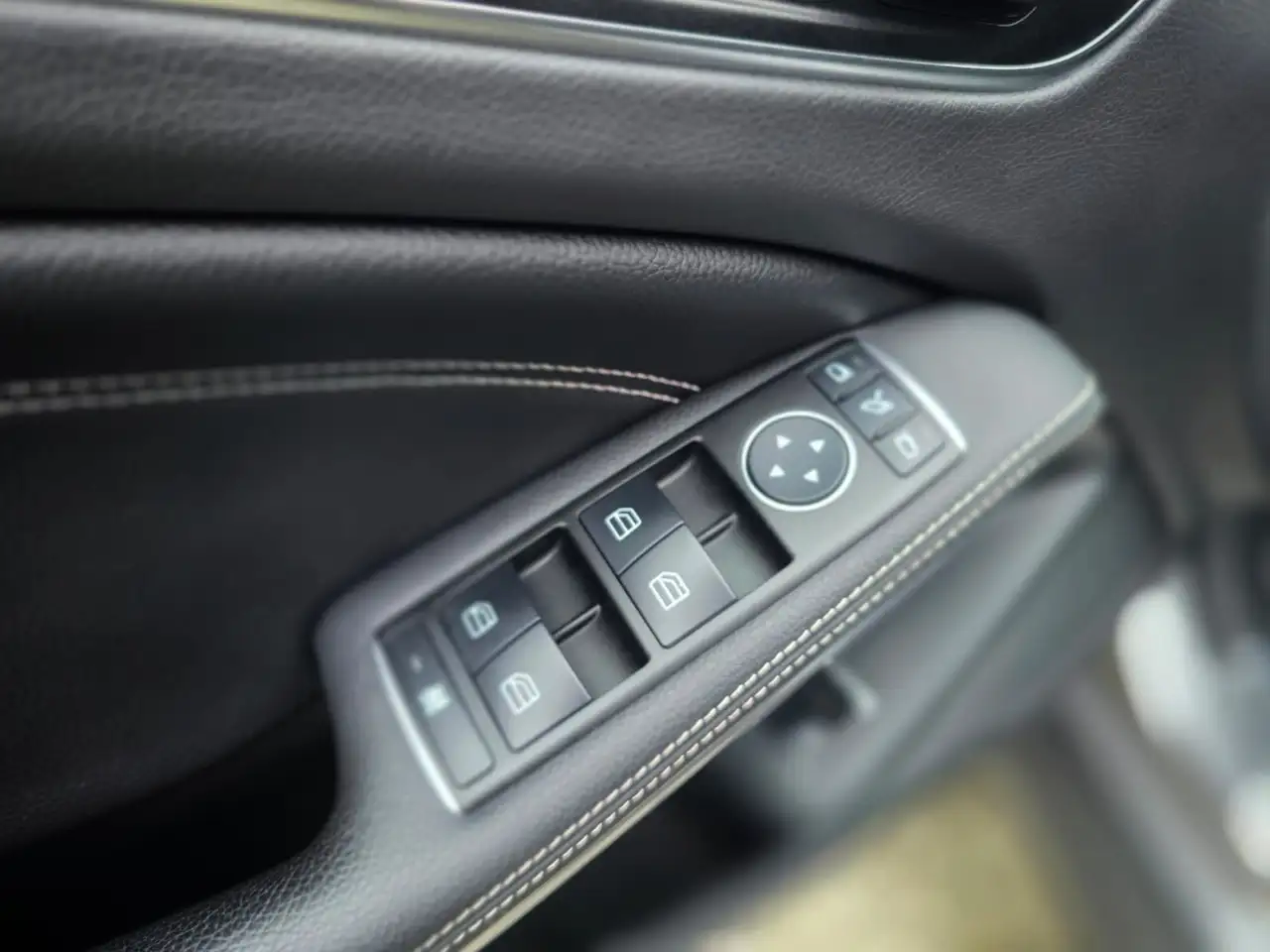 Mercedes-Benz GLA снимка Mercedes-Benz GLA