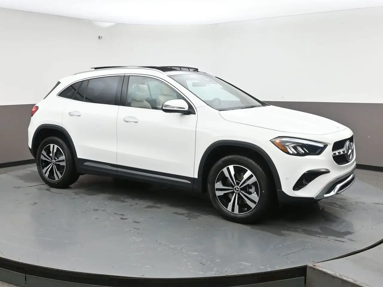 Mercedes-Benz GLA снимка Mercedes-Benz GLA