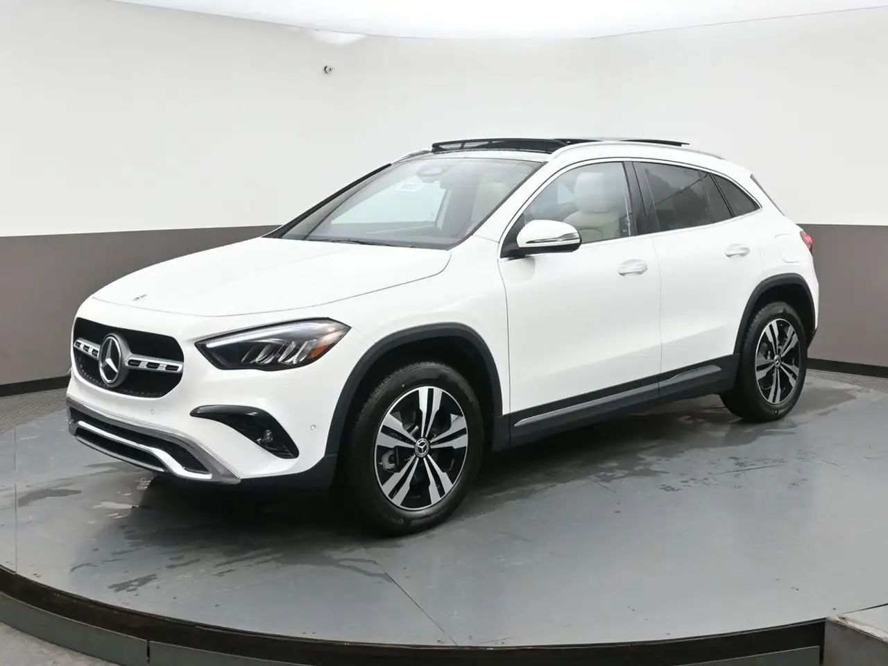 Mercedes-Benz GLA снимка Mercedes-Benz GLA