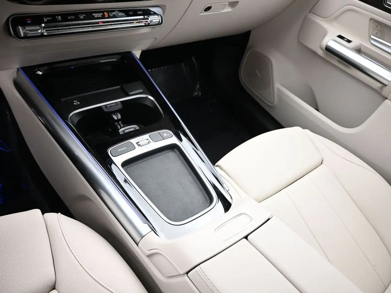 Mercedes-Benz GLA снимка Mercedes-Benz GLA