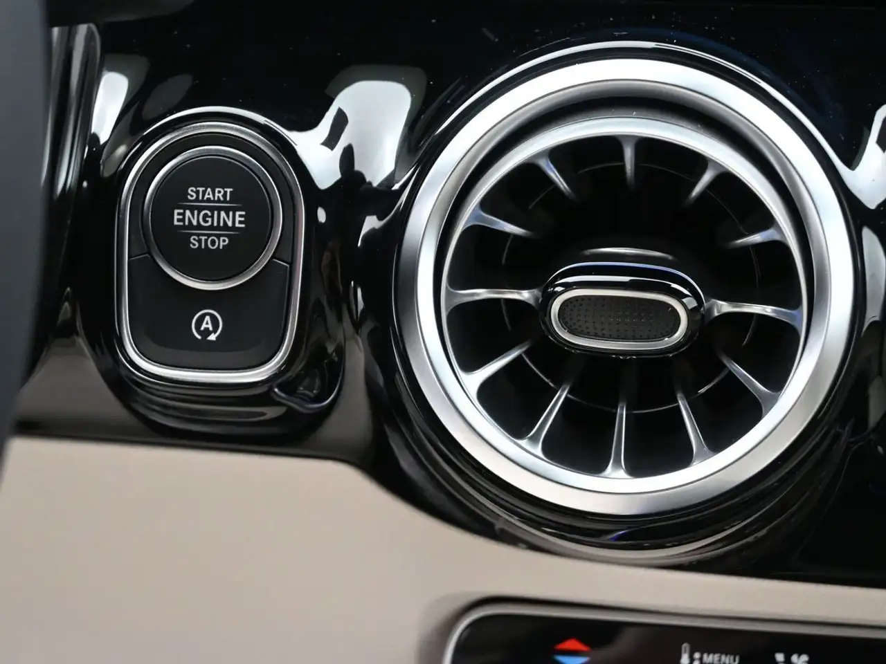 Mercedes-Benz GLA снимка Mercedes-Benz GLA