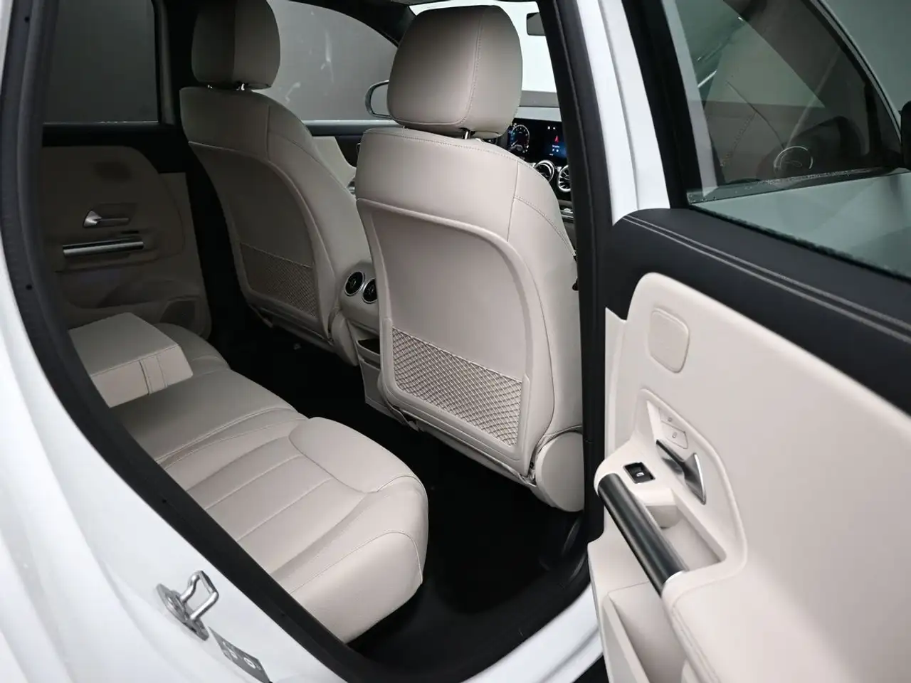 Mercedes-Benz GLA снимка Mercedes-Benz GLA
