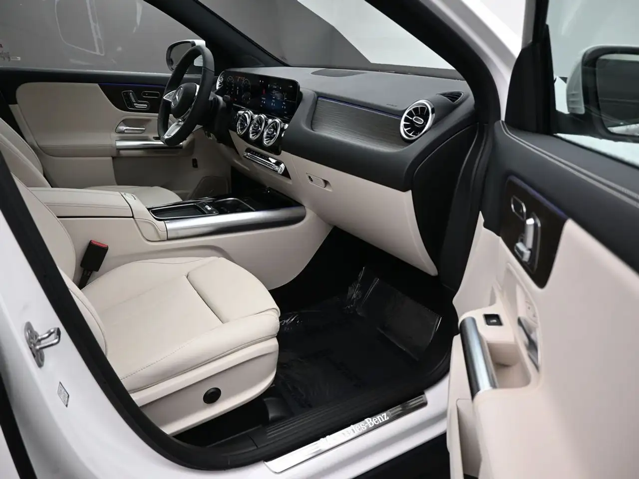 Mercedes-Benz GLA снимка Mercedes-Benz GLA