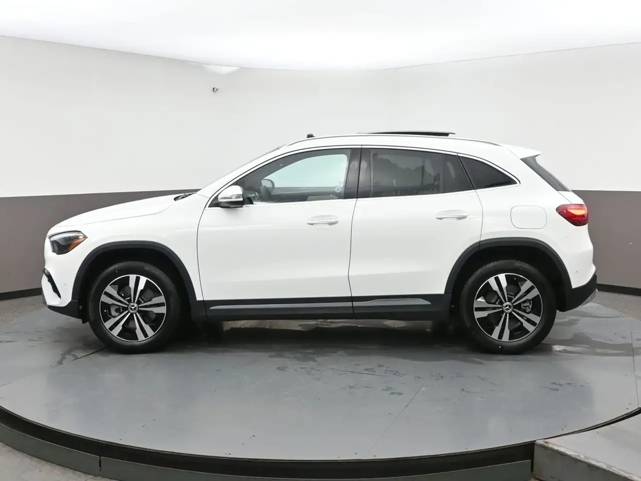 Mercedes-Benz GLA снимка Mercedes-Benz GLA