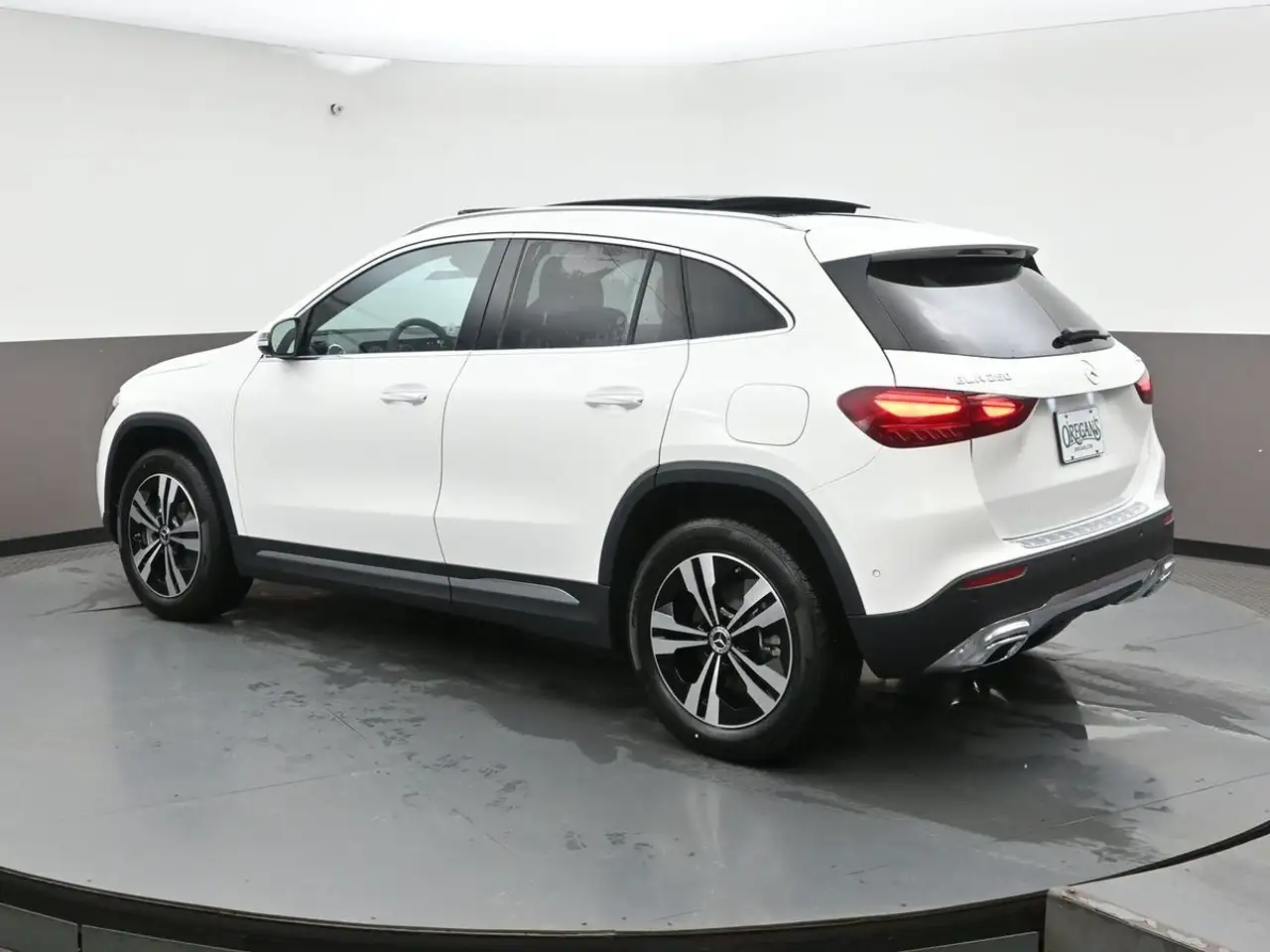Mercedes-Benz GLA снимка Mercedes-Benz GLA