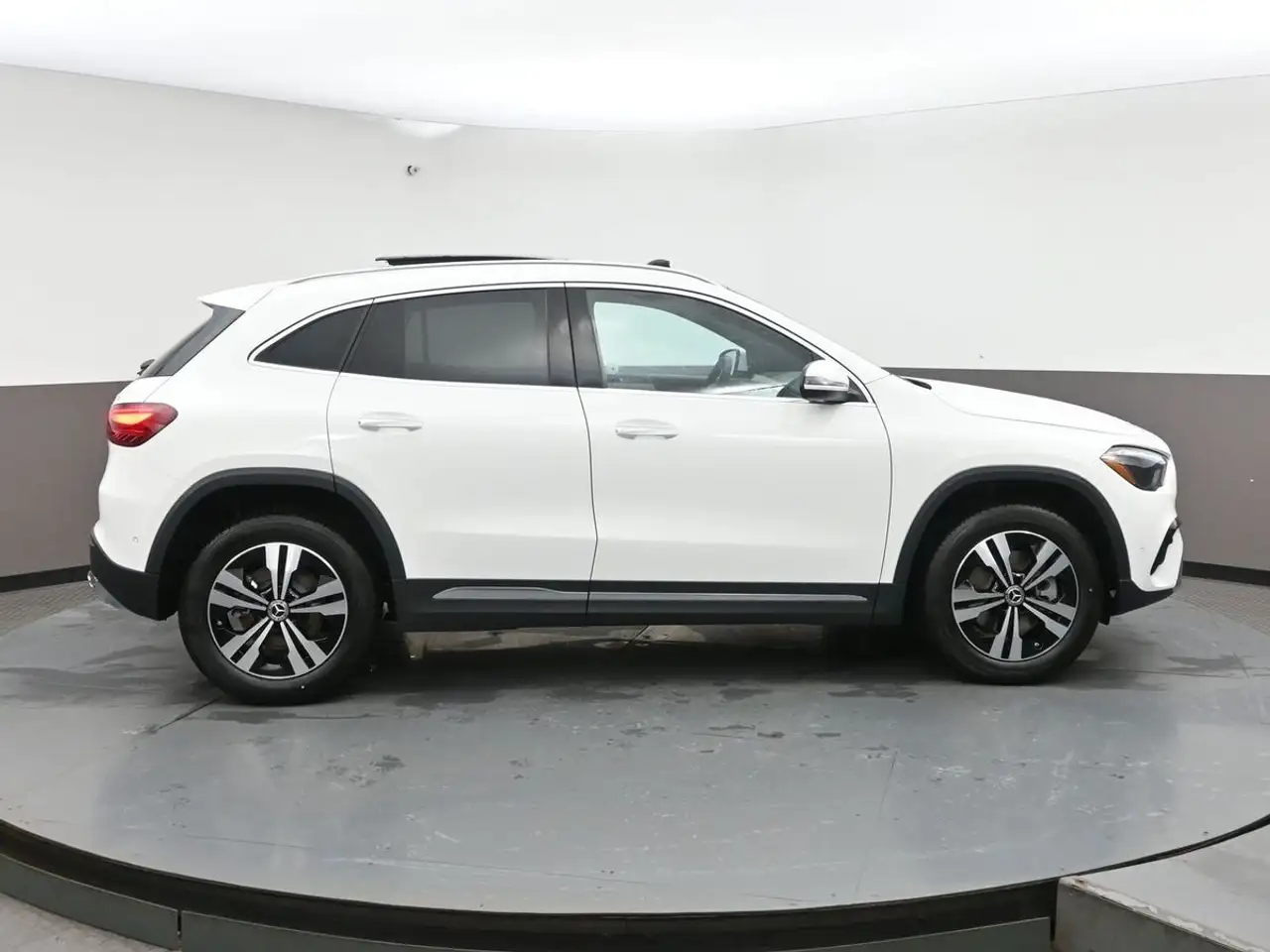 Mercedes-Benz GLA снимка Mercedes-Benz GLA