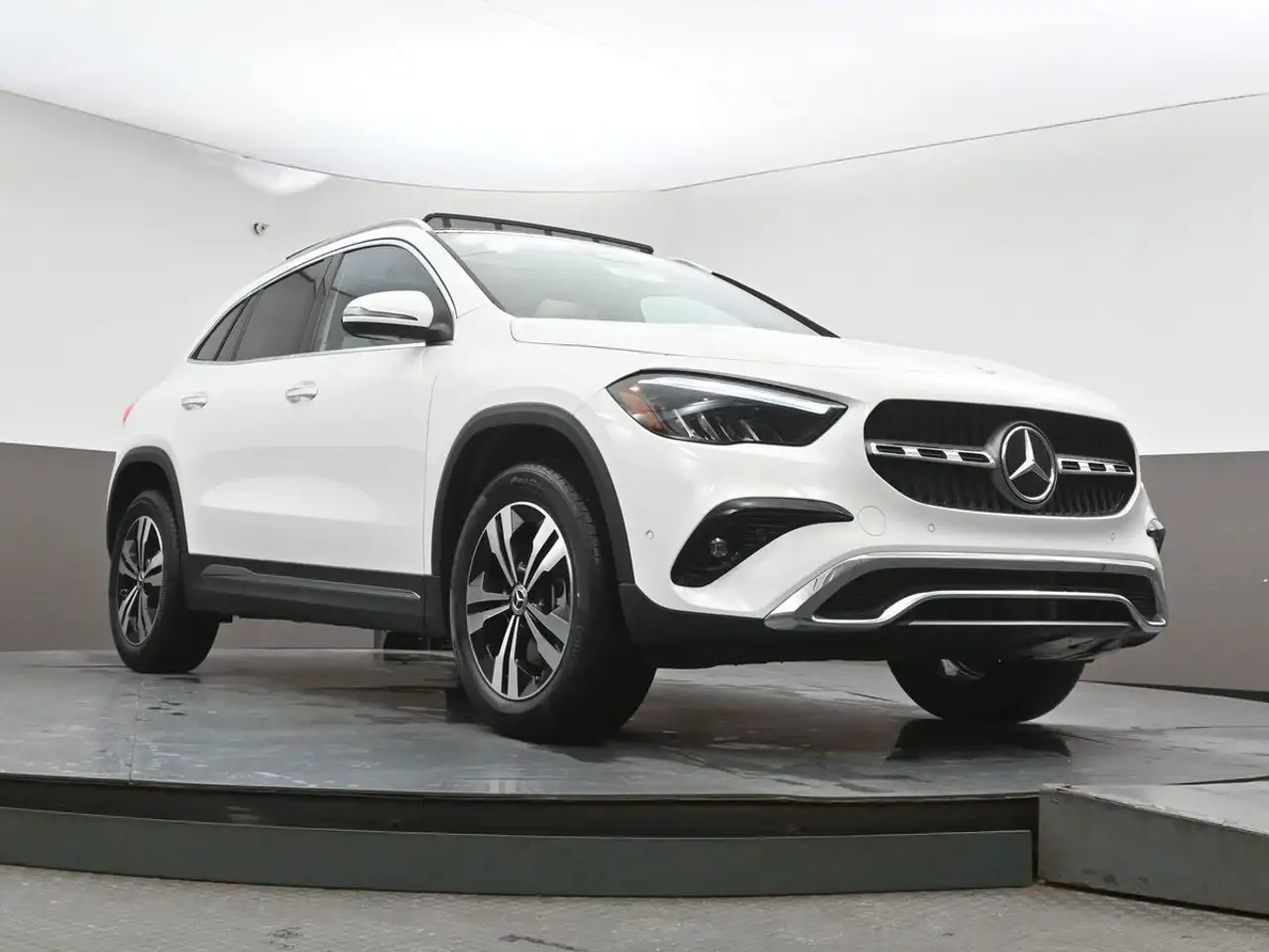 Mercedes-Benz GLA снимка Mercedes-Benz GLA