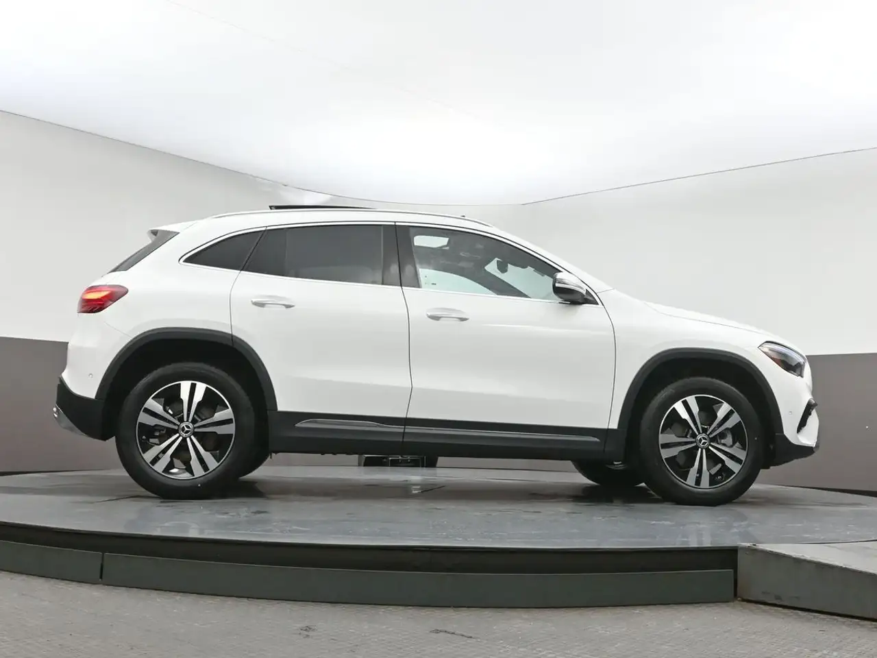 Mercedes-Benz GLA снимка Mercedes-Benz GLA