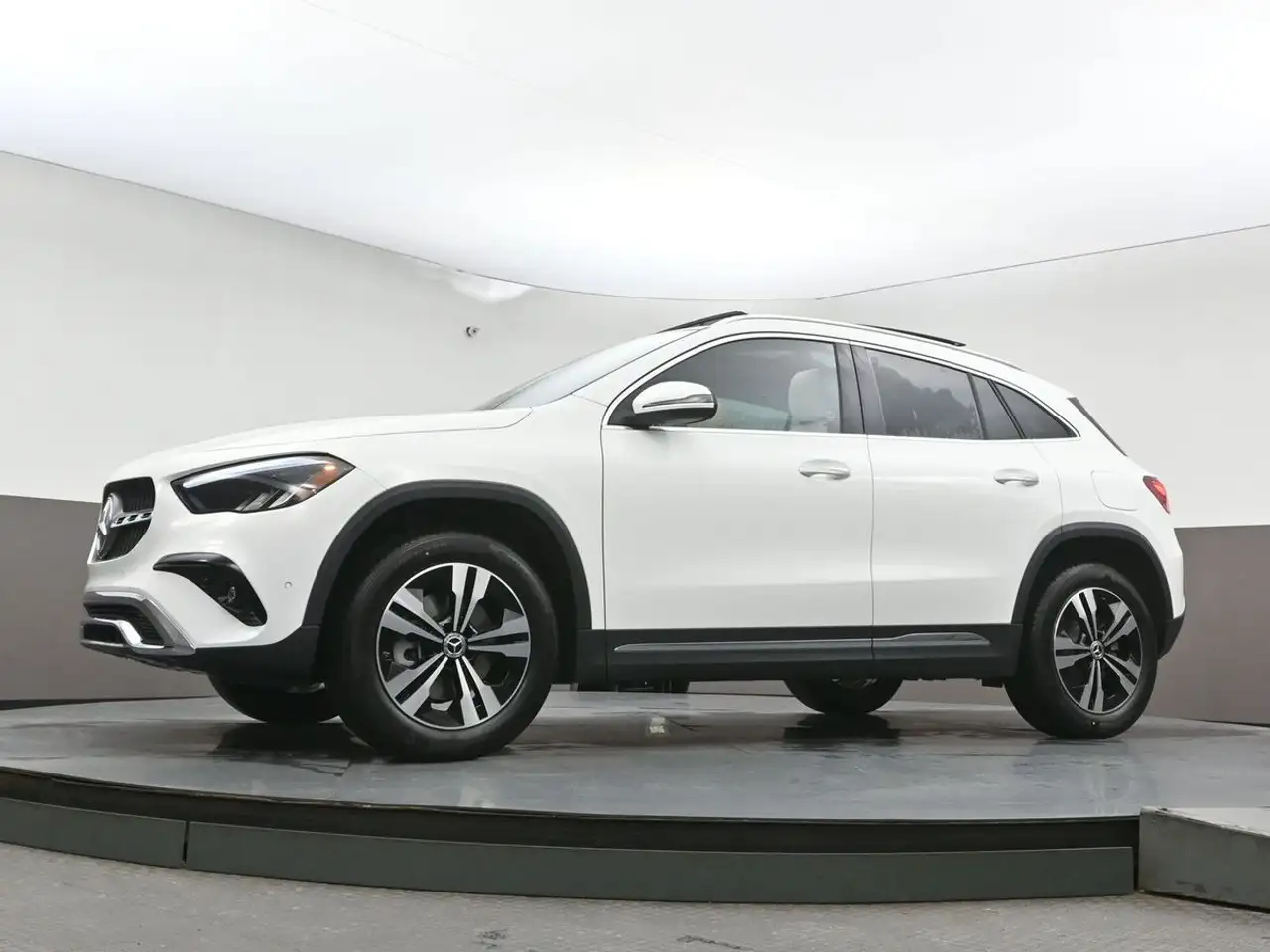 Mercedes-Benz GLA снимка Mercedes-Benz GLA