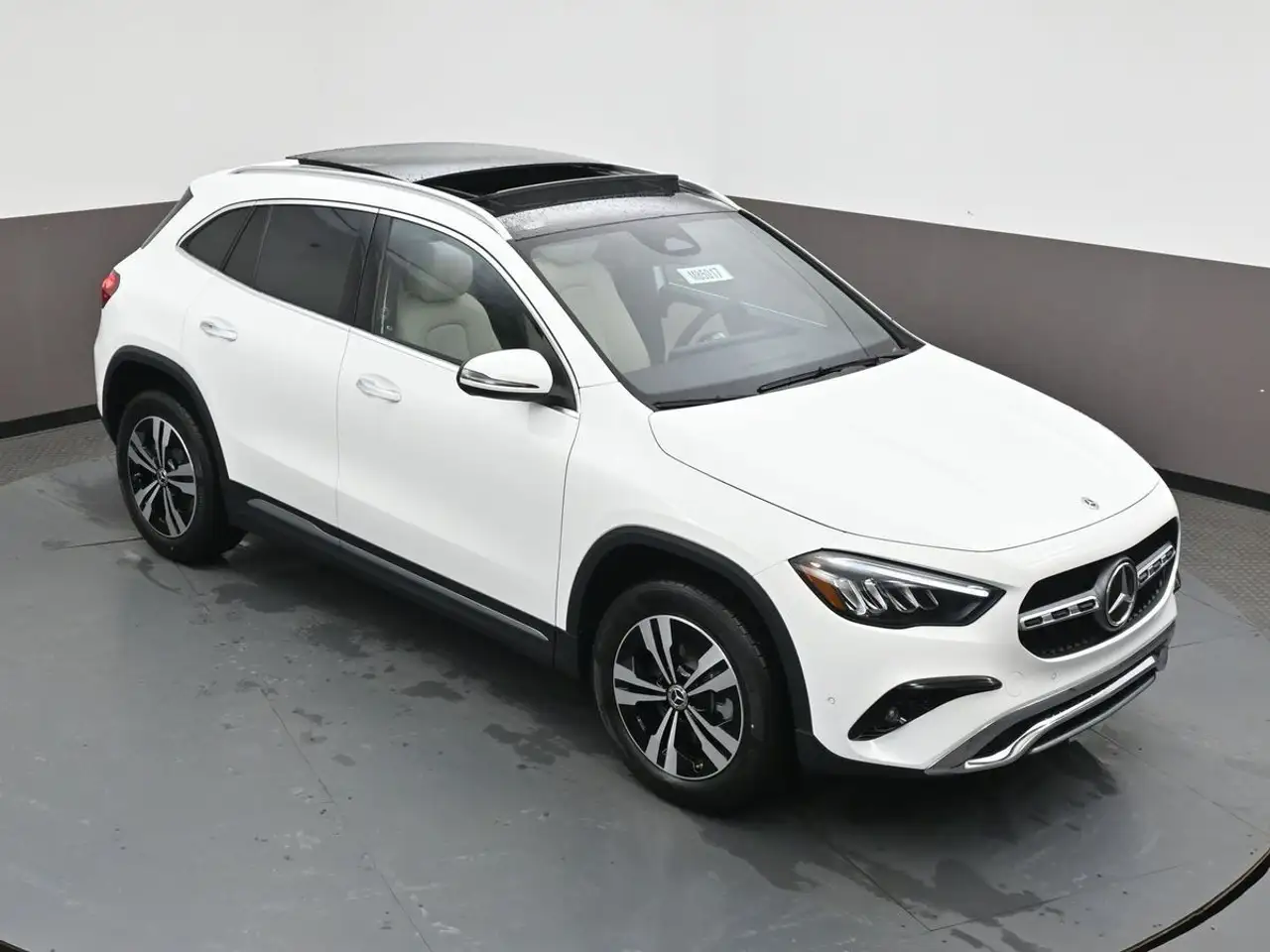 Mercedes-Benz GLA снимка Mercedes-Benz GLA