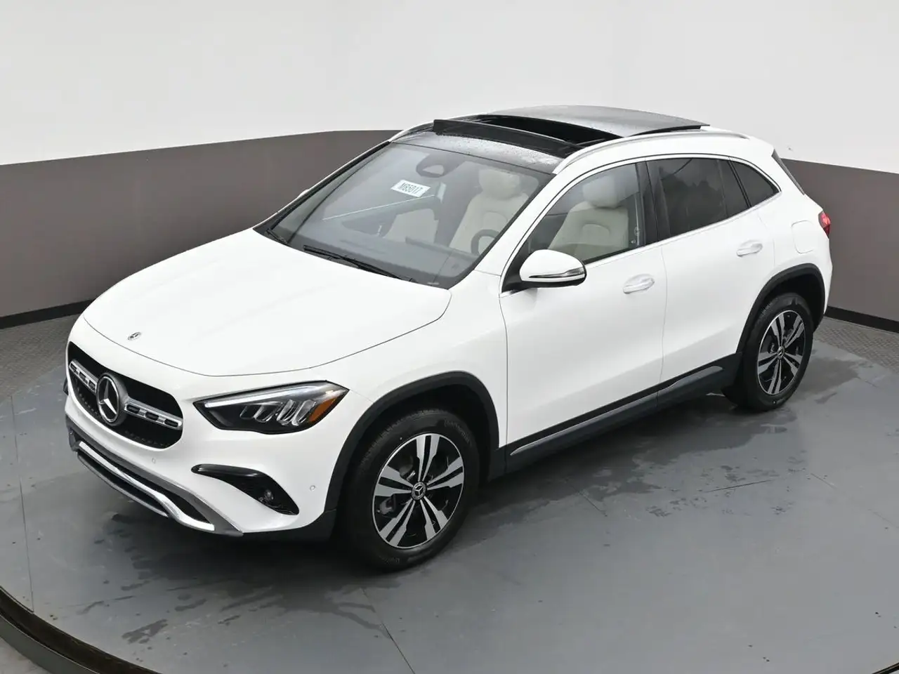 Mercedes-Benz GLA снимка Mercedes-Benz GLA