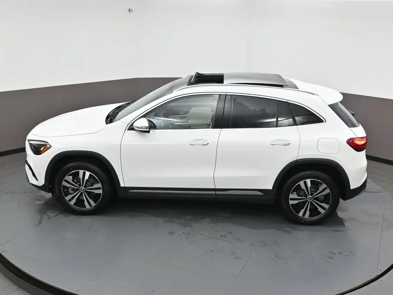 Mercedes-Benz GLA снимка Mercedes-Benz GLA