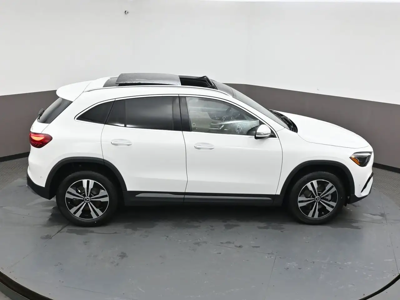 Mercedes-Benz GLA снимка Mercedes-Benz GLA