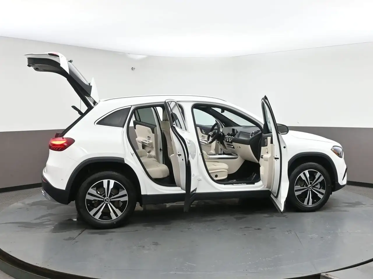Mercedes-Benz GLA снимка Mercedes-Benz GLA