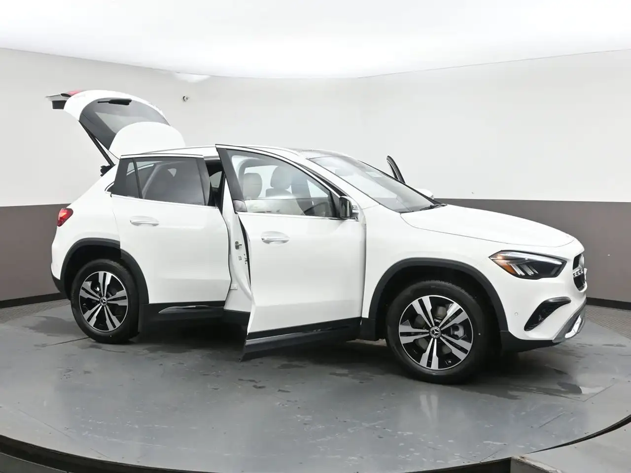 Mercedes-Benz GLA снимка Mercedes-Benz GLA