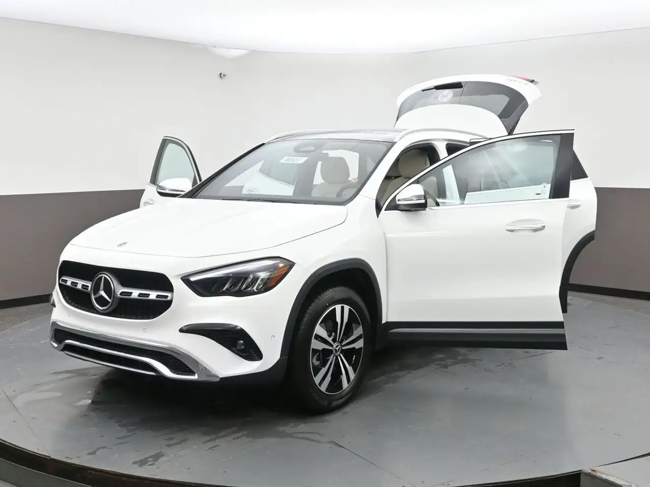 Mercedes-Benz GLA снимка Mercedes-Benz GLA
