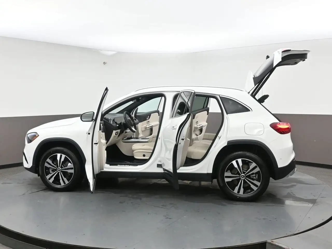 Mercedes-Benz GLA снимка Mercedes-Benz GLA