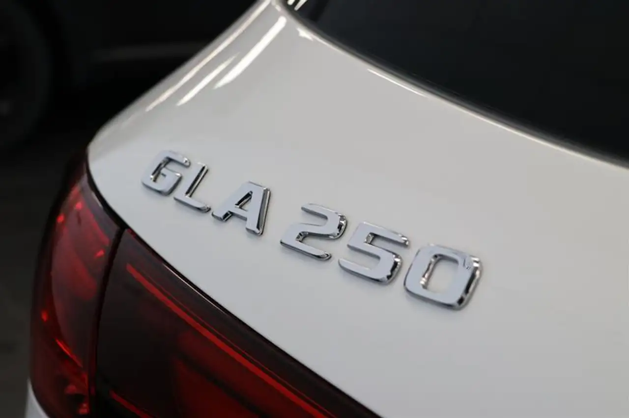 Mercedes-Benz GLA снимка Mercedes-Benz GLA