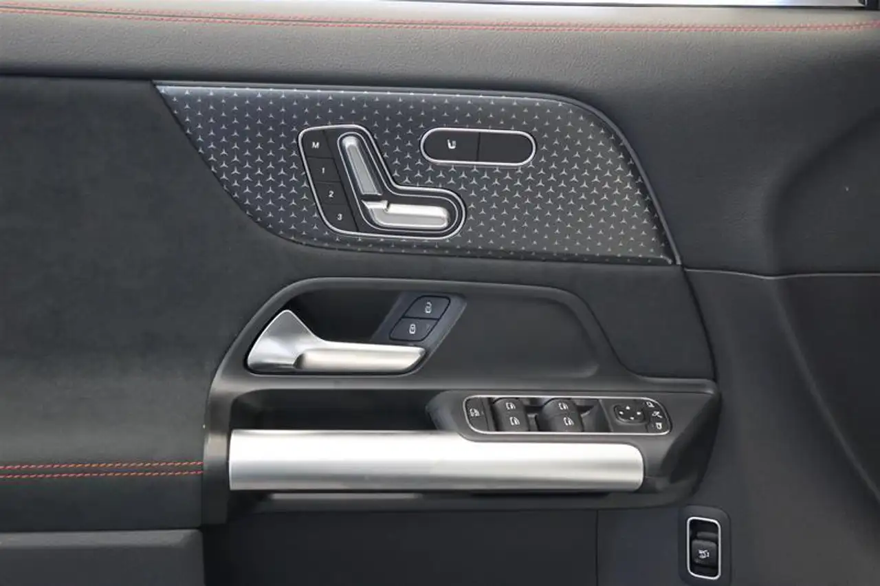 Mercedes-Benz GLA снимка Mercedes-Benz GLA