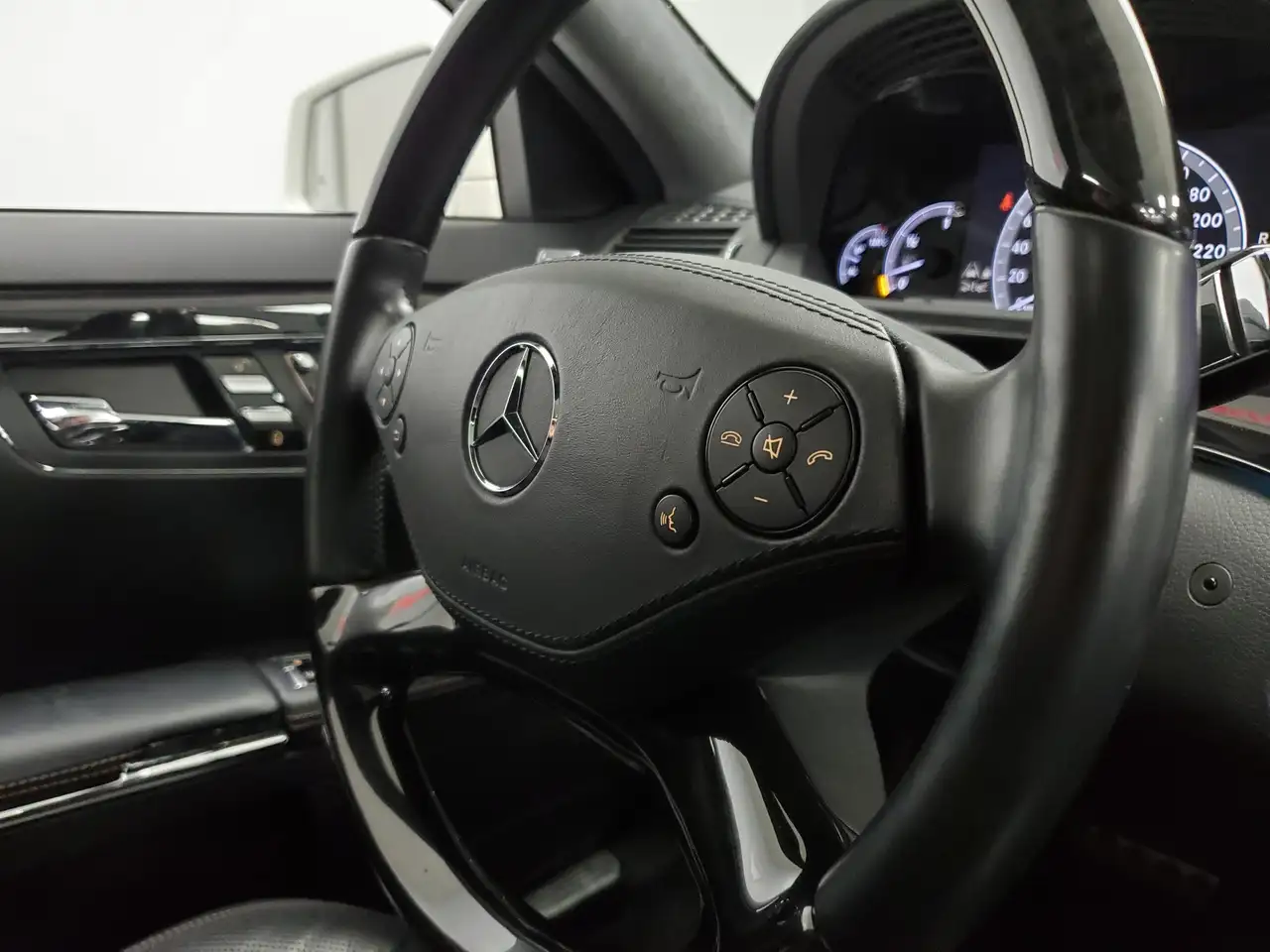 Mercedes-Benz S-Class снимка Mercedes-Benz S-Class