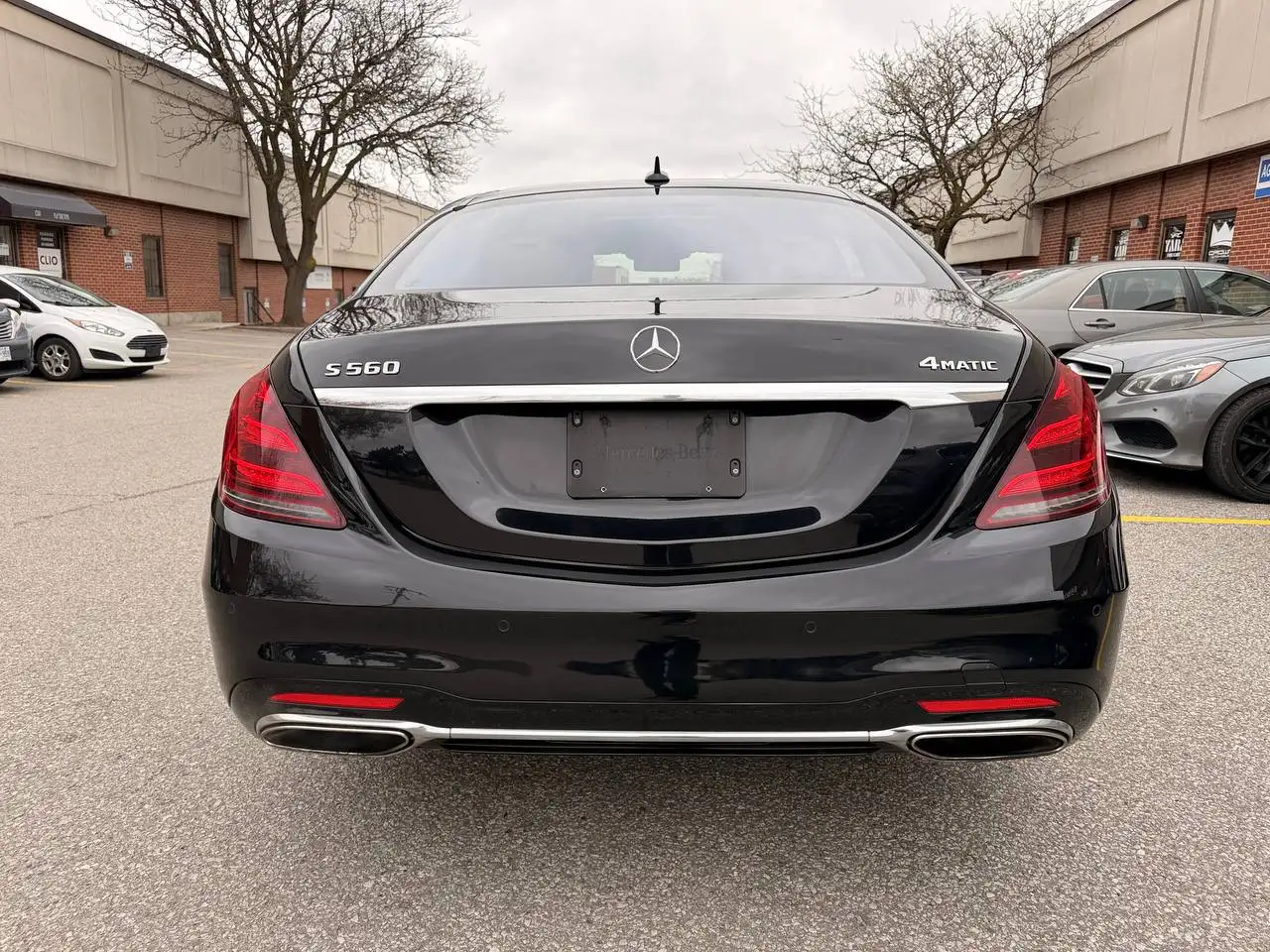 Mercedes-Benz S-Class снимка Mercedes-Benz S-Class