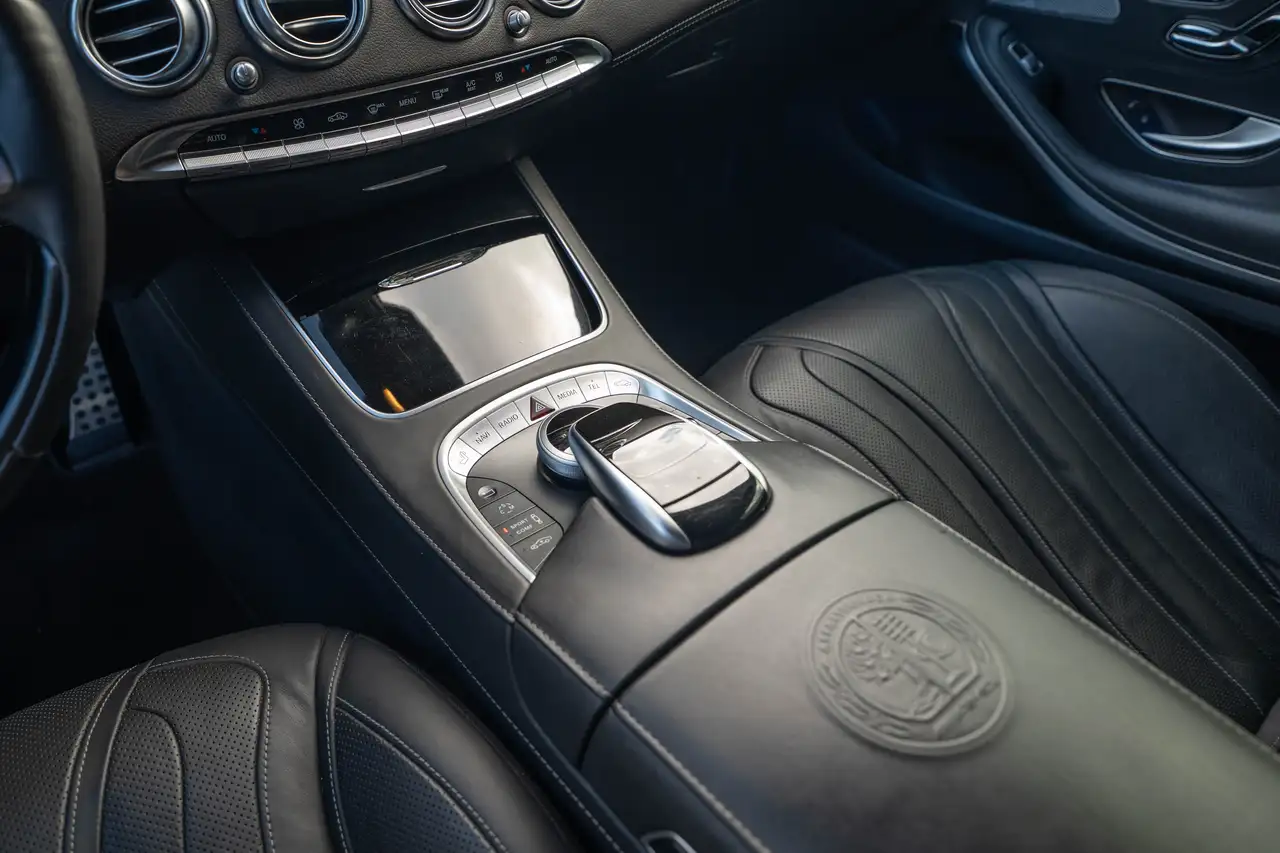 Mercedes-Benz S-Class снимка Mercedes-Benz S-Class