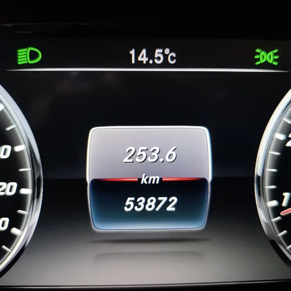 Mercedes-Benz S-Class снимка Mercedes-Benz S-Class