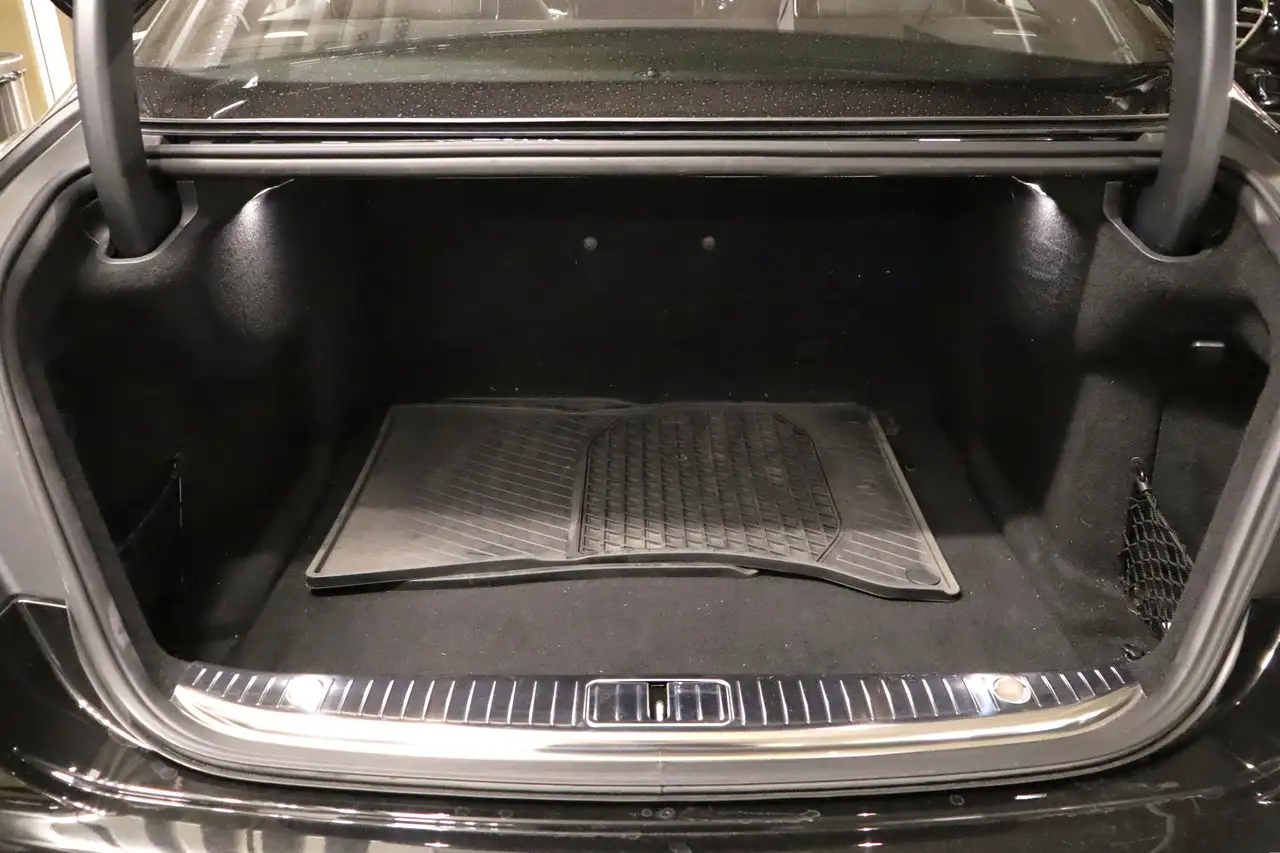 Mercedes-Benz S-Class снимка Mercedes-Benz S-Class
