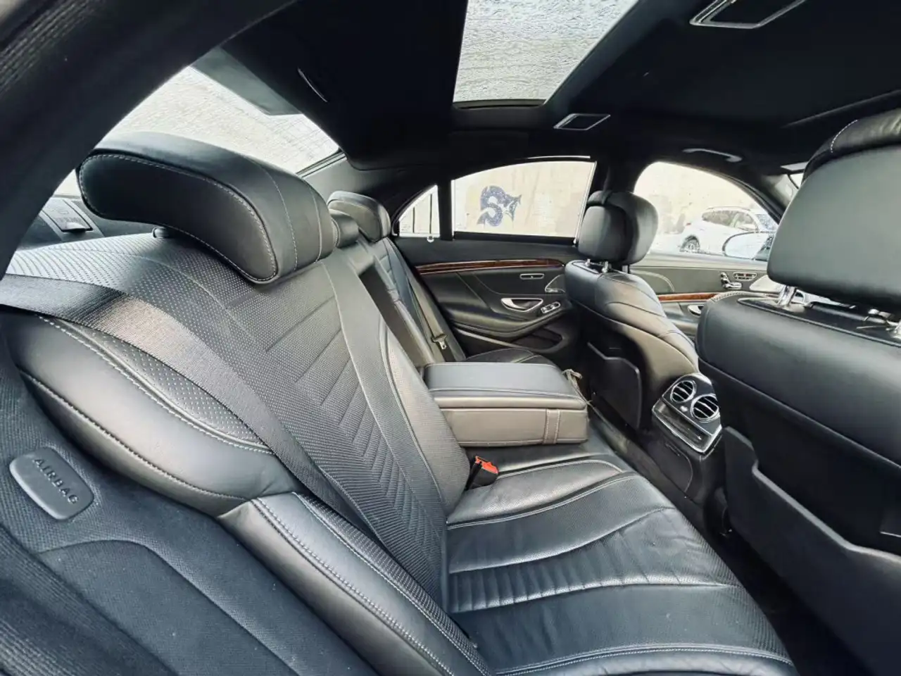 Mercedes-Benz S-Class снимка Mercedes-Benz S-Class