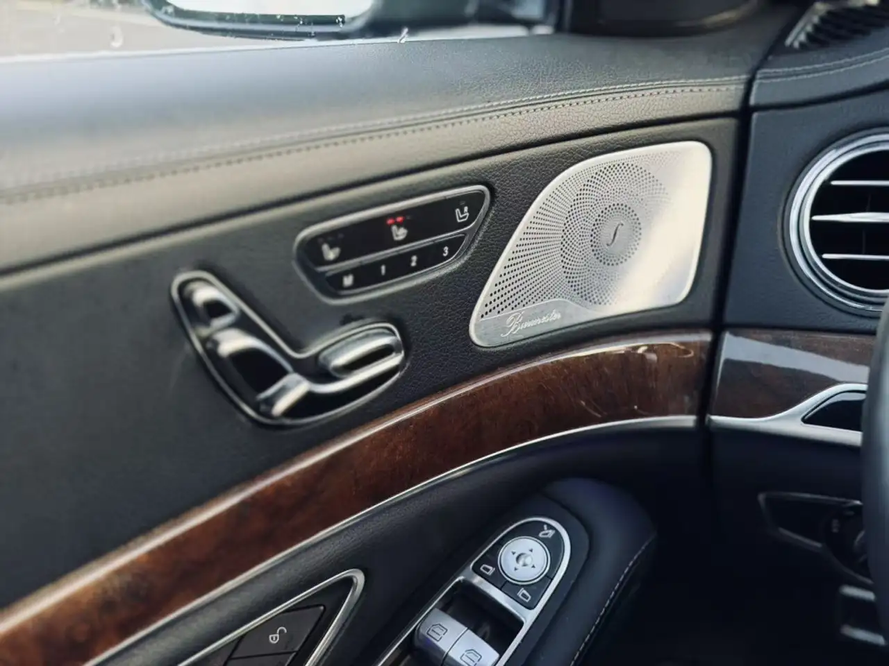 Mercedes-Benz S-Class снимка Mercedes-Benz S-Class