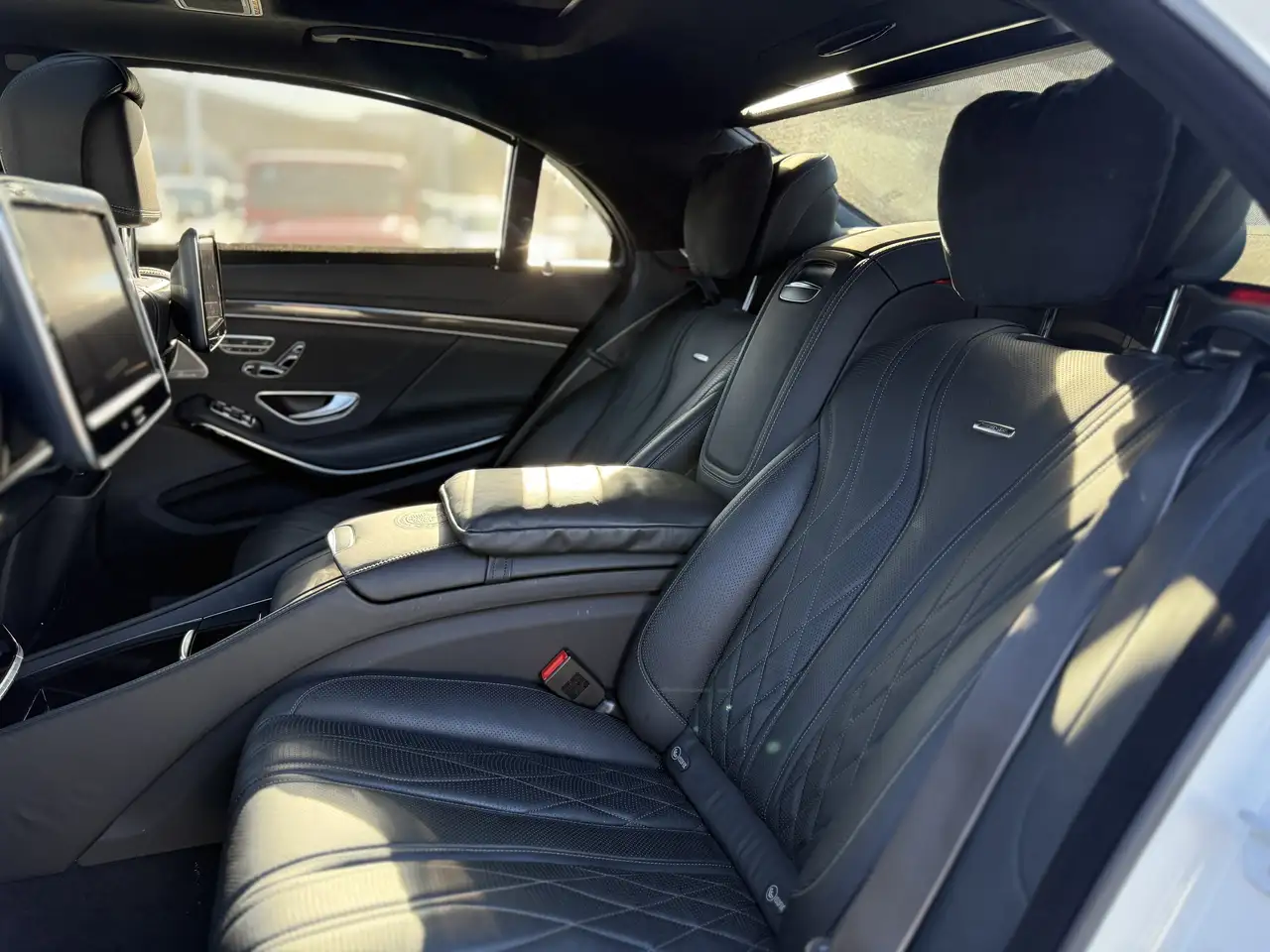 Mercedes-Benz S-Class снимка Mercedes-Benz S-Class