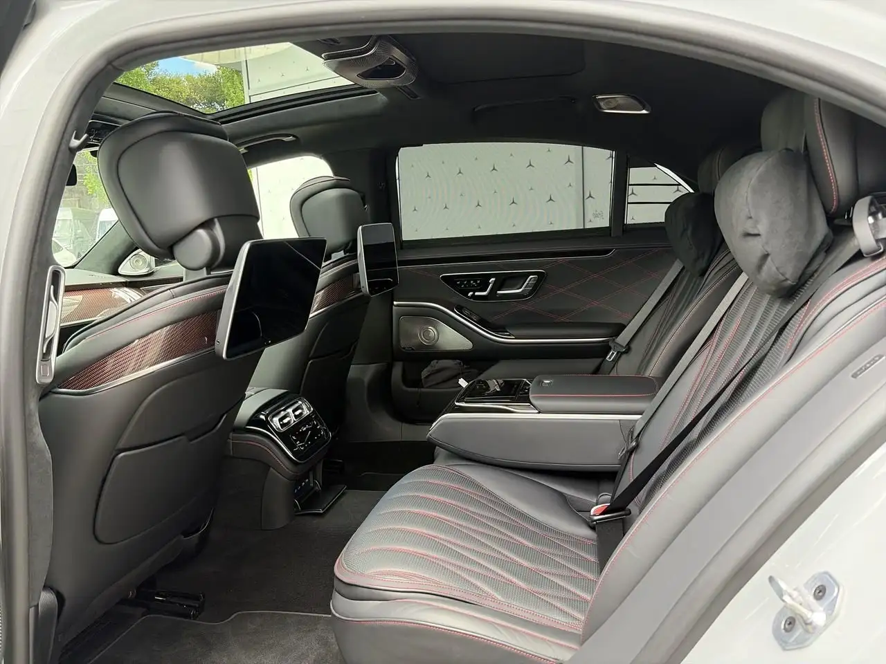 Mercedes-Benz S-Class снимка Mercedes-Benz S-Class