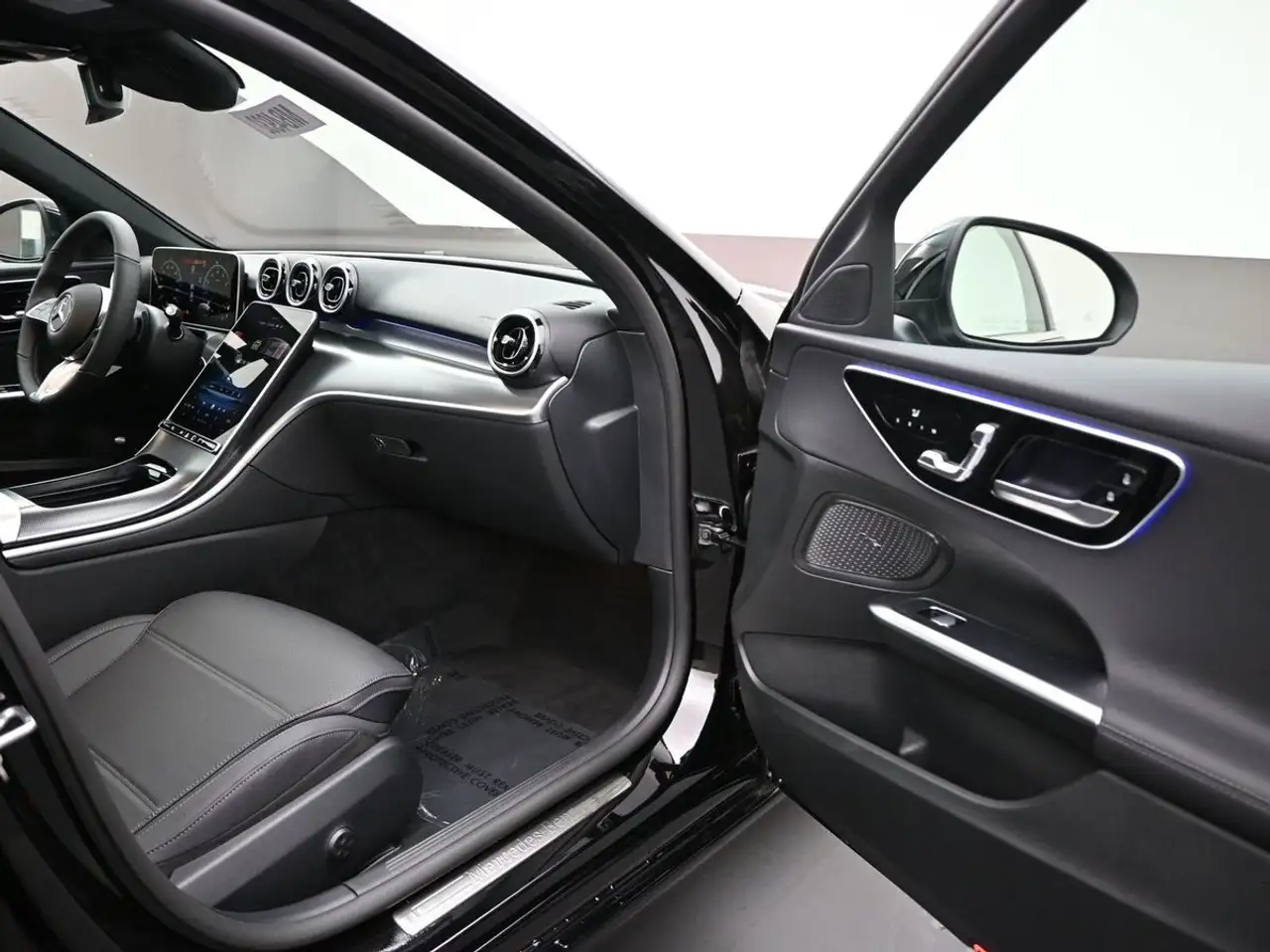 Mercedes-Benz C-Class снимка Mercedes-Benz C-Class