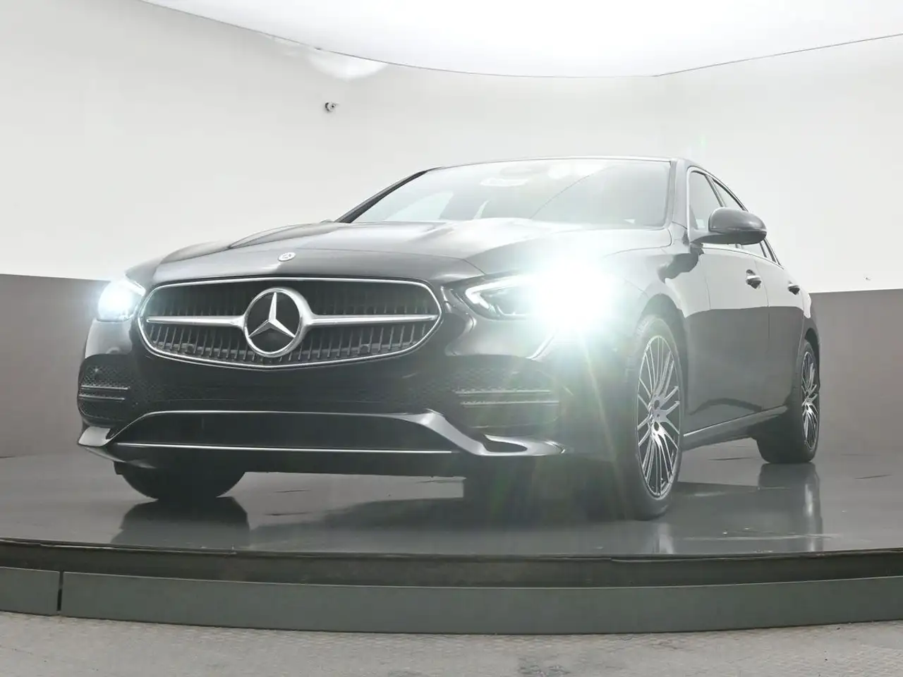 Mercedes-Benz C-Class снимка Mercedes-Benz C-Class