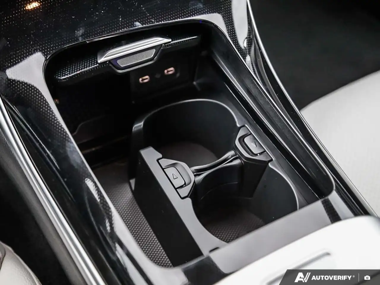 Mercedes-Benz C-Class снимка Mercedes-Benz C-Class