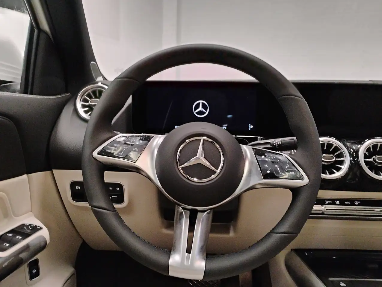 Mercedes-Benz GLA снимка Mercedes-Benz GLA