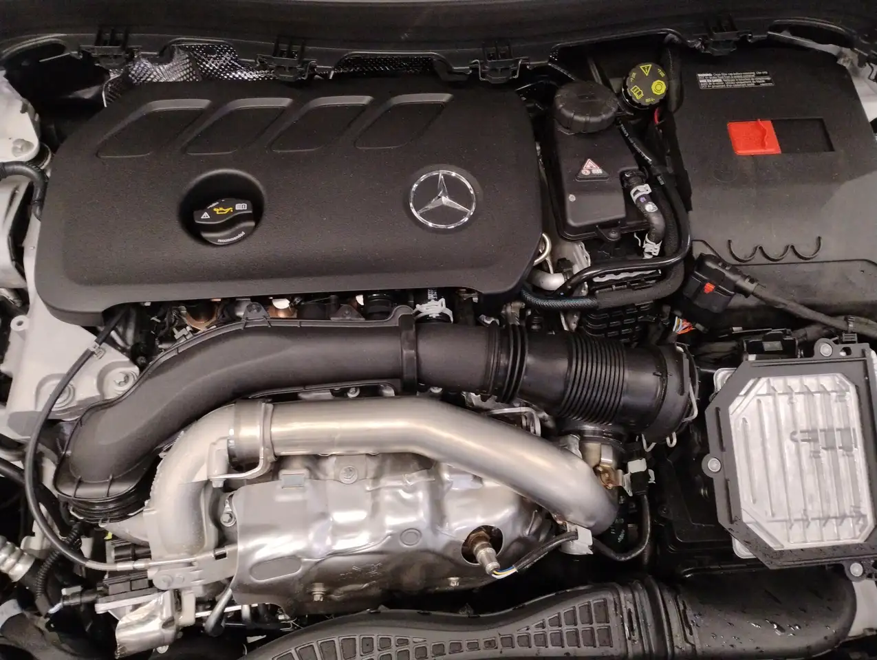 Mercedes-Benz GLA снимка Mercedes-Benz GLA