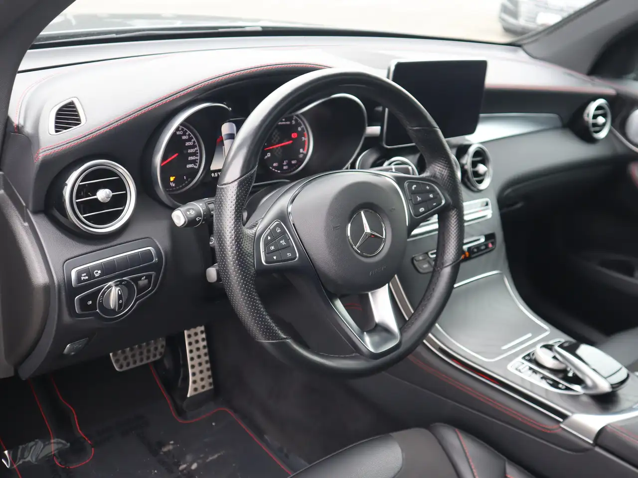 Mercedes-Benz GLC снимка Mercedes-Benz GLC