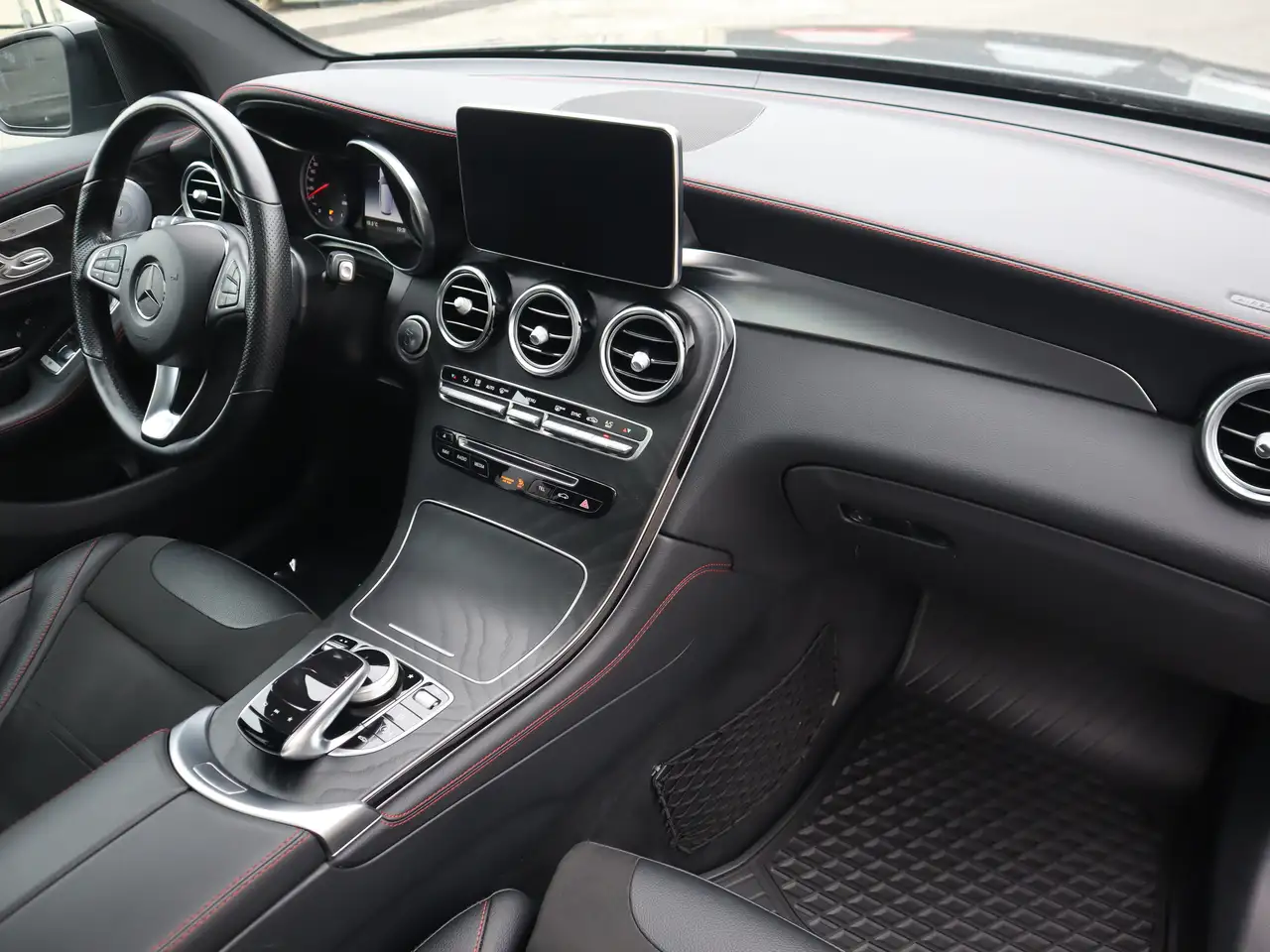 Mercedes-Benz GLC снимка Mercedes-Benz GLC