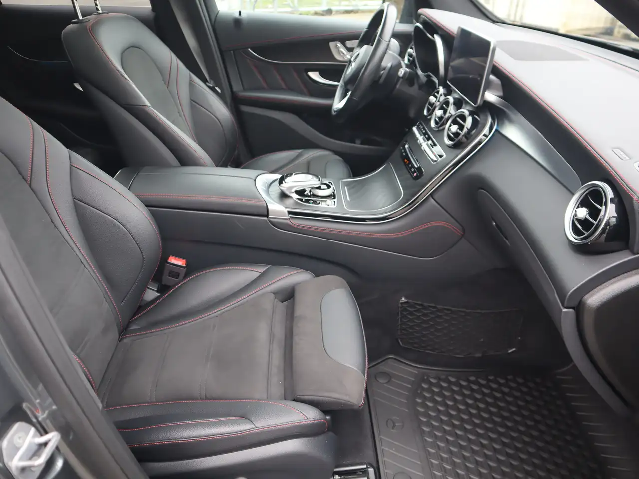 Mercedes-Benz GLC снимка Mercedes-Benz GLC