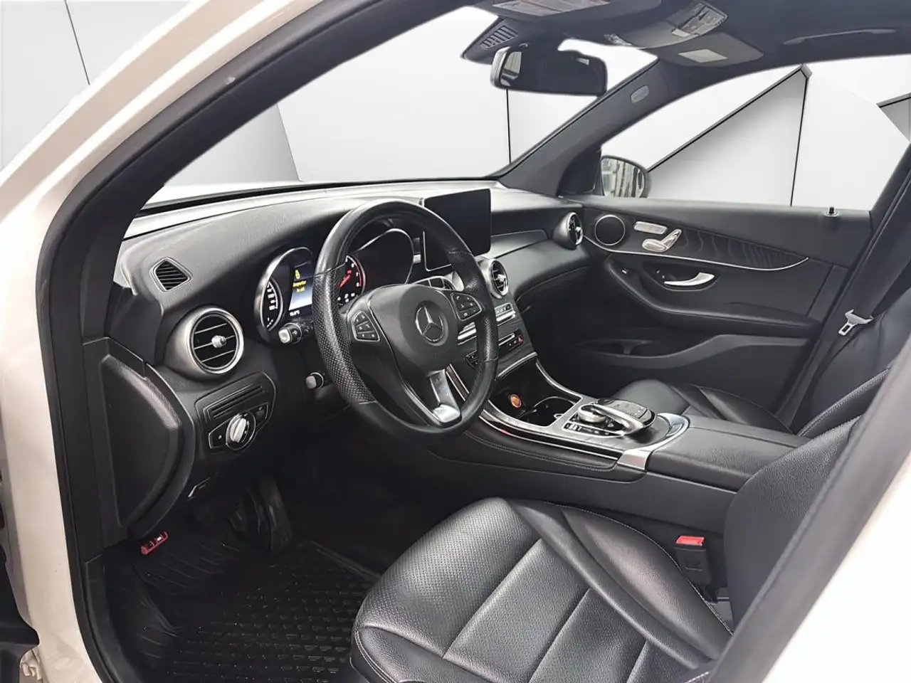 Mercedes-Benz GLC снимка Mercedes-Benz GLC