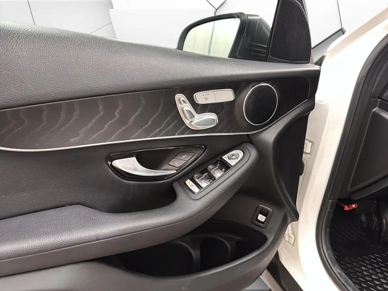Mercedes-Benz GLC снимка Mercedes-Benz GLC