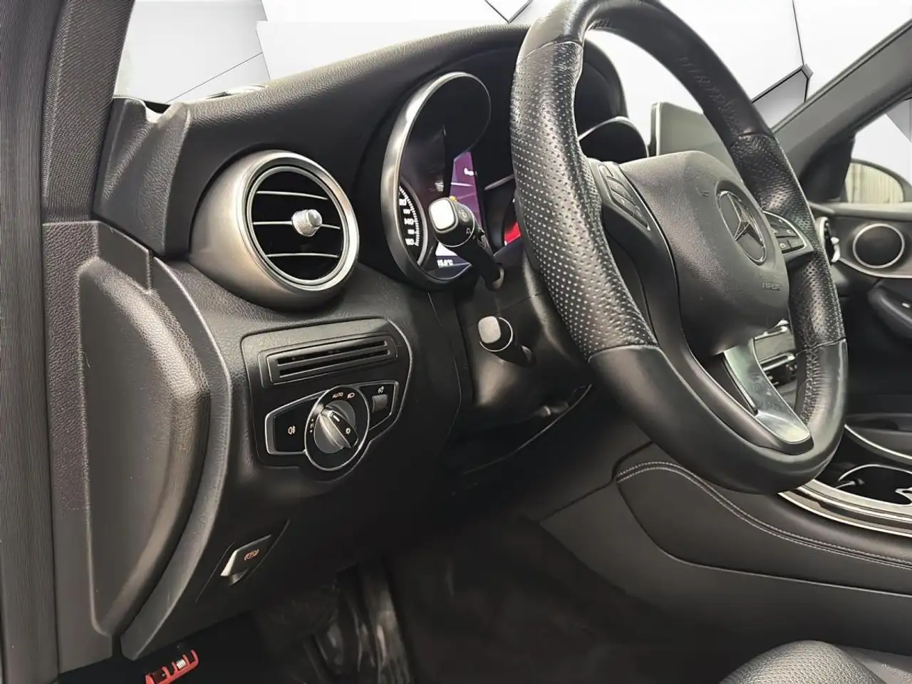 Mercedes-Benz GLC снимка Mercedes-Benz GLC