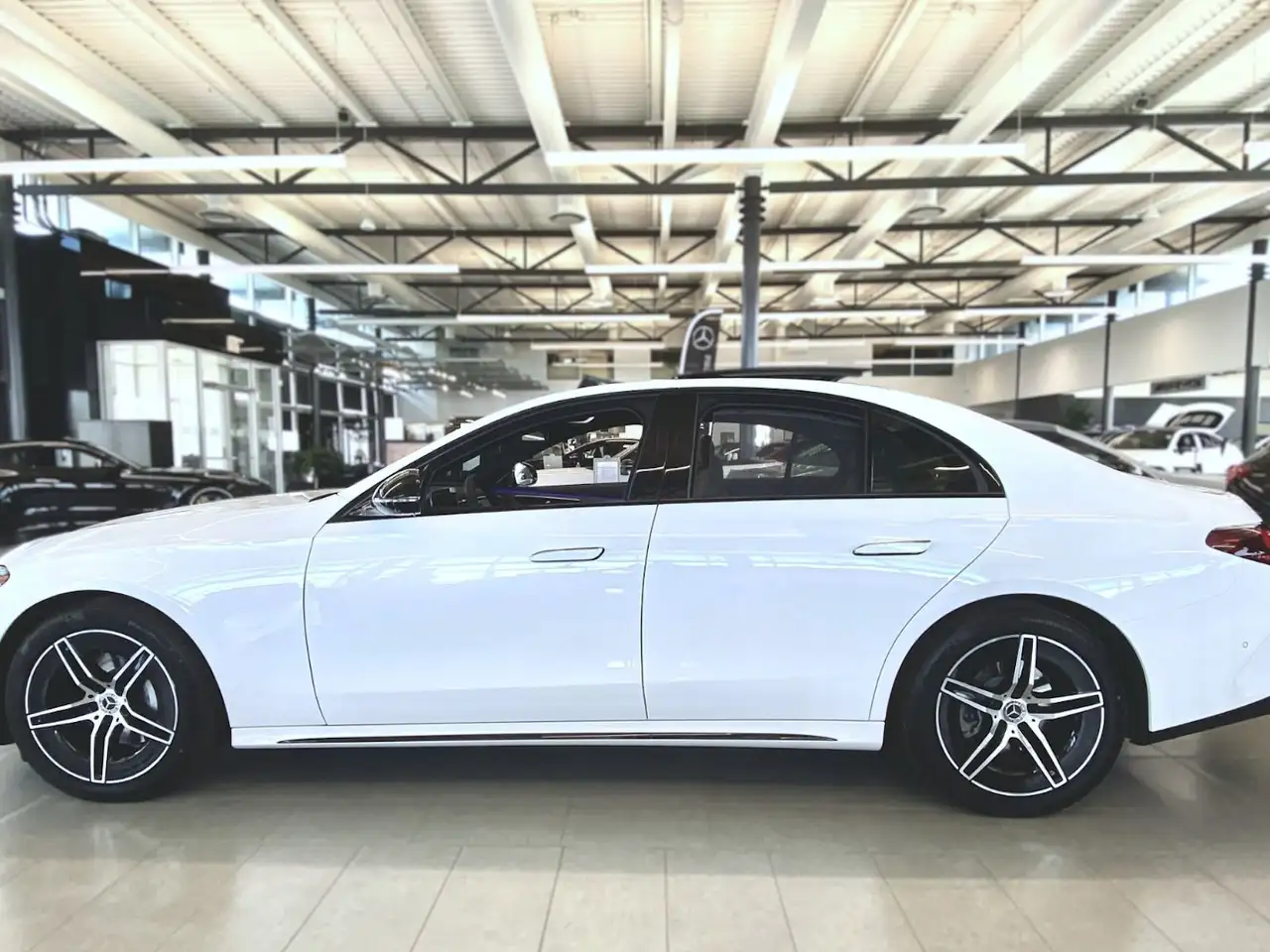 Mercedes-Benz E-Class снимка Mercedes-Benz E-Class