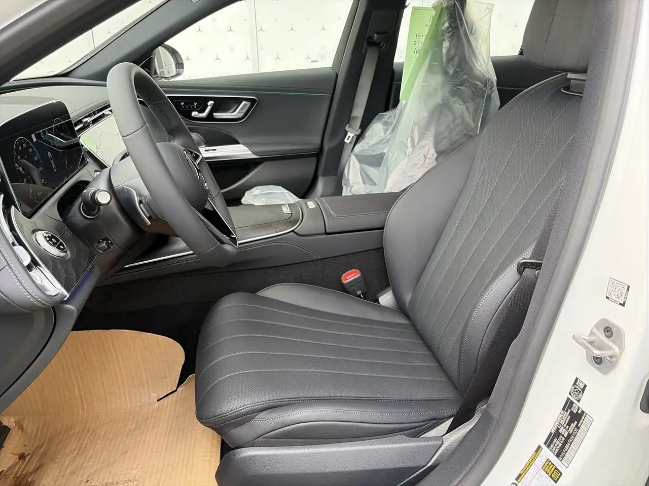 Mercedes-Benz E-Class снимка Mercedes-Benz E-Class